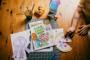 Fiskars Cut & Learn barnsax med bok, från 3 år