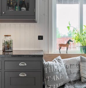 ELKO RS enkel stikkontakt påvegg, svart