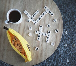 Bananagrams Peli, suomenkielinen versio, yli 7-vuotiaille