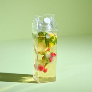 Maitopurkki muovia, muovipullo kierrekorkilla