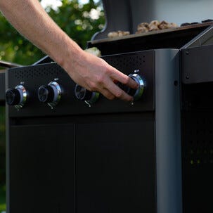 Gasolgrill med 3 brännare, sidobord och grillvagn
