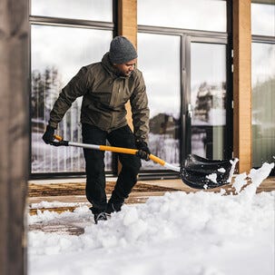 Fiskars X-Series snøskuffe, vinklet aluminiumsskaft