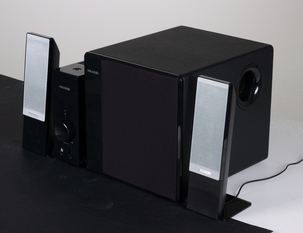 Tietokonekaiuttimet ja subwoofer 2.1 Microlab