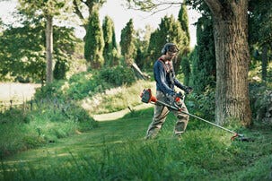 Husqvarna 122R bensindrevet ryddesag med trimmerhode og sele