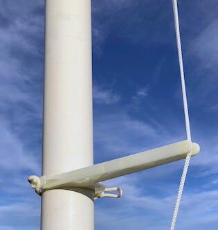 Adela Lystra snorstrekker til flaggstenger på 4–12 m