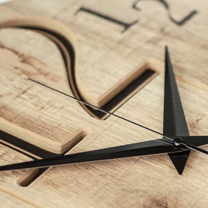 Stor veggklokke i FSC-merket tre, 57 cm