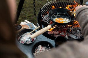 Espegard støpejernspanne med treskaft