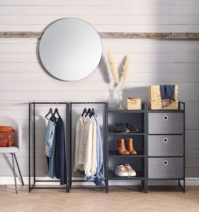 Vaateteline, jossa hyllyt ja laatikot