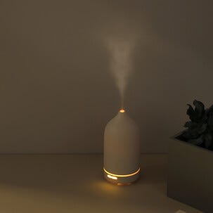 Sähkökäyttöinen diffuuseri, jossa valaistus