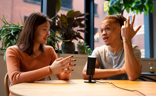 JBL Quantum Stream USB mikrofon med RGB-belysning och stativ