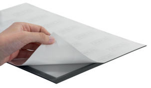 Itsekiinnittyvä magneettikehys