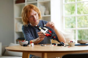 LEGO Icons McLaren MP4/4 & Ayrton Senna 10330, 18 år