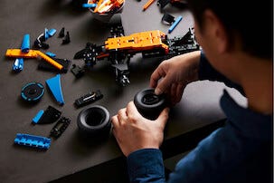 LEGO Technic McLaren Formula 1 -kilpa-auto 42141, yli 18-vuotiaille