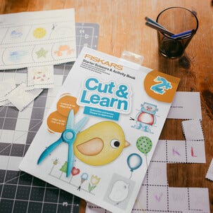 Fiskars Cut & Learn barnesaks (plastblad) med bok, fra 2 år