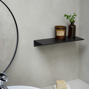 Kylpyhuoneen hylly metallia, musta