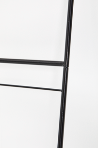 Blomstege i svart metall