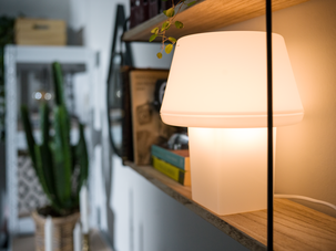 Kevyt mutta kestävä muovinen pöytävalaisin