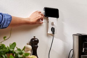 Schneider Exxact infällt 2-vägs vägguttag med USB