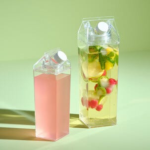 Mjölkkartong av plast, plastflaska med skruvkork