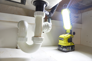 Ryobi arbetsbelysning 900 lm R18ALP-0 One+, batteridriven    