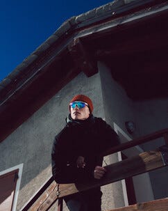 Nilox Sorapis Urheiluaurinkolasit kuulokkeilla