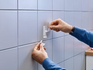 Itsekiinnittyvä koukku Tesa, valkoinen