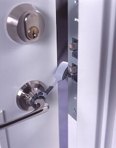 Klämskydd för dörr