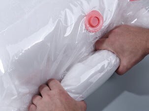 Tyhjiöpakkaus neljälle vaateripustimelle, 2 kpl