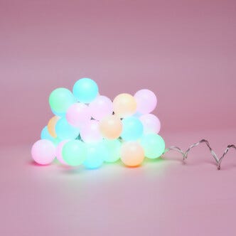 Batteridrevet LED-lyslenke med fargede kuler, timer, 4,8 m