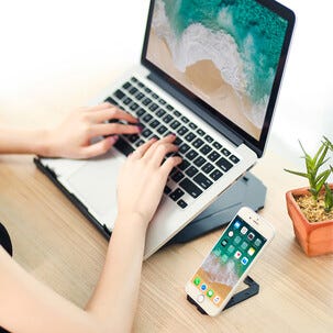 Desire2 2-i-1 portabelt laptopställ och mobilstativ