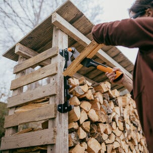 Fiskars X-Series vedkløyver for veggmontering