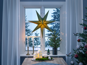 Pöytäkuusi, jossa käpyjä ja peltiruukku, 60 cm