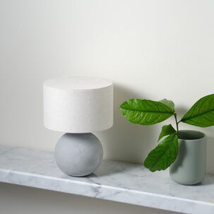 Northlight Sanders Ladattava pöytävalaisin, betoni