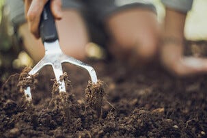 Fiskars Xact handluckrare för jord och ogräs