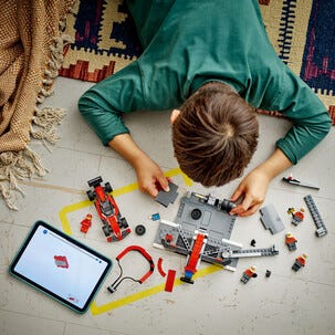 LEGO City F1 depotstopp og depotteam med Ferrari-bil 60443, fra 6 år