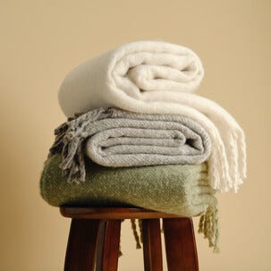 Stickad filt med fransar 127x152 cm, vit