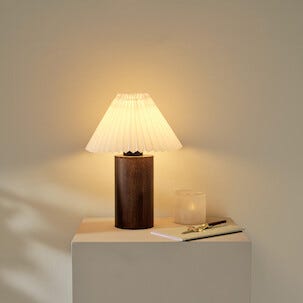 Bordslampa i trä med plisserad lampskärm Northlight