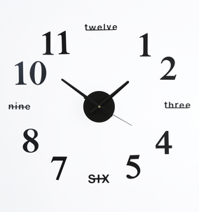 Väggklocka med lösa siffror