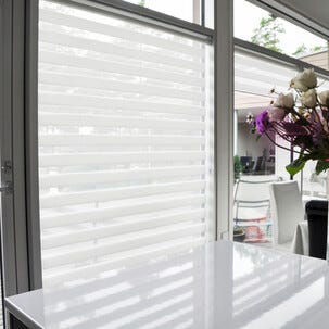 Rullgardin Dag & Natt, skruvfri med kulkedja, vit