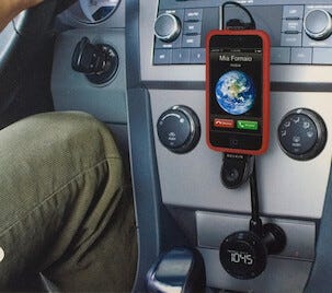 Hållare med handsfree och FM-sändare för iPhone/iPod  Belkin TuneBase FM