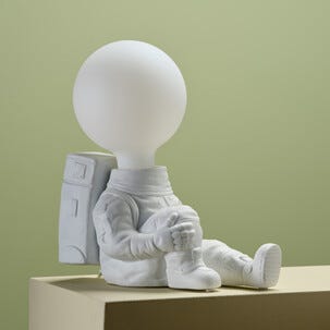 Northlight Neil bordslampa astronaut, E27, vit