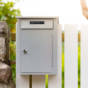 Ingen reklam tack dörrskylt, Beslagsboden