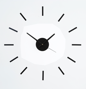 Väggklocka med lösa siffror