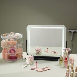 Roterende sminkestativ i plast med justerbare hyller