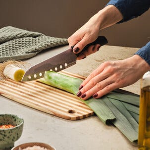 Santoku Veitsi, jossa rei'itetty terä, 18 cm