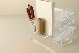 Skrivebordstativ med flere rom, transparent plast