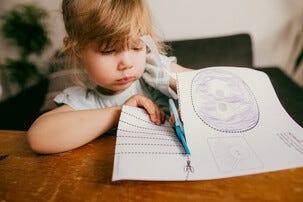 Fiskars Cut & Learn barnesaks med bok, fra 3 år