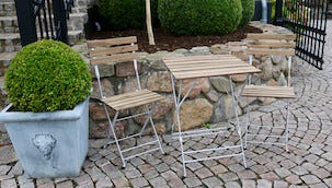 Utemöbler, bord och två stolar