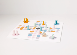 Fia med knuff, trä, från 6 år