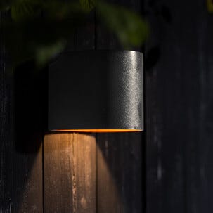 Northlight rund fasadebelysning med solcellepanel